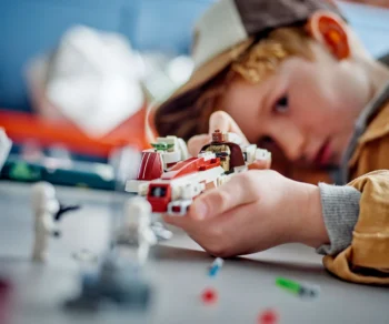 Детски комплект за игра LEGO® Star Wars™ 75378 – Бягство с BARC скутер