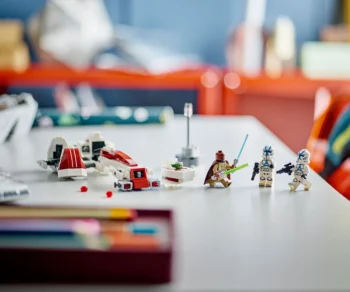 Детски комплект за игра LEGO® Star Wars™ 75378 – Бягство с BARC скутер