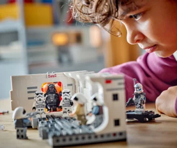 Детски комплект за игра конструктор LEGO® Star Wars™ 75387 – На борда на Тантив IV