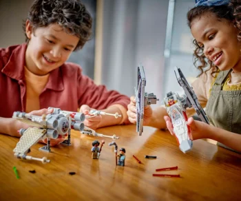 Детски комплект за игра LEGO® Star Wars™ 75393 – Пакет с гости TIE Fighter & X-Wing