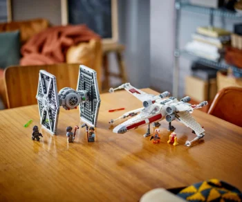 Детски комплект за игра LEGO® Star Wars™ 75393 – Пакет с гости TIE Fighter & X-Wing