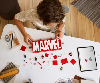 Детски комплект за игра LEGO® Marvel 76313 – Лого на MARVEL и минифигури
