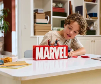 Детски комплект за игра LEGO® Marvel 76313 – Лого на MARVEL и минифигури