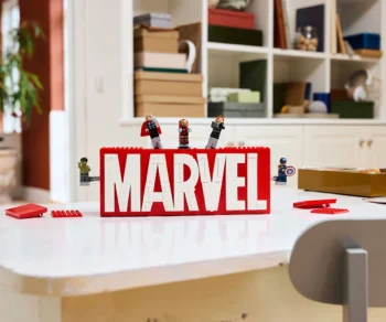 Детски комплект за игра LEGO® Marvel 76313 – Лого на MARVEL и минифигури