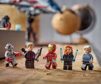 Детски комплект за игра LEGO® Marvel Super Heroes 76325 – Отмъстителите: Ерата на Ултрон Куинджет