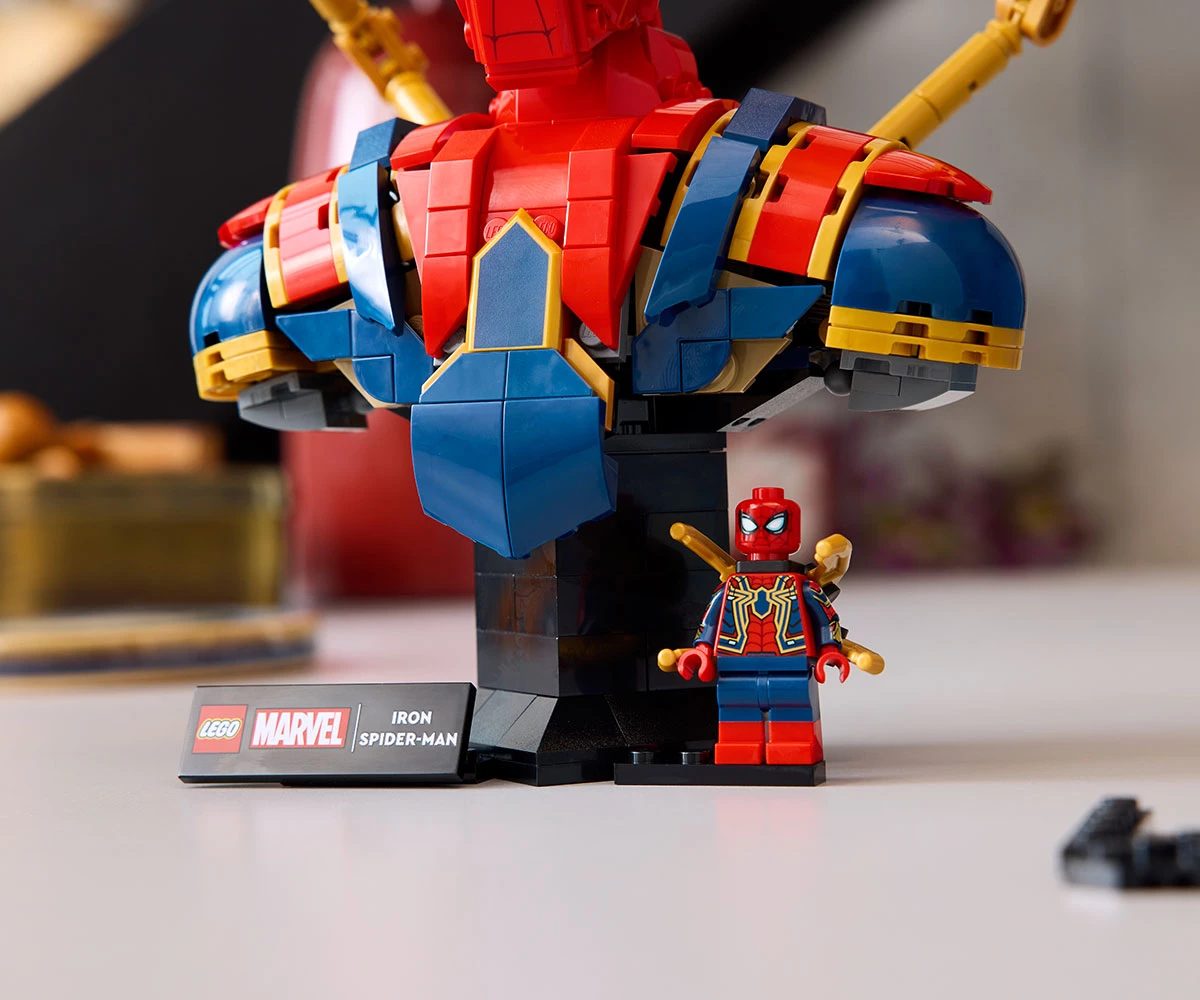 Детски комплект за игра LEGO® Marvel Super Heroes 76326 - Бюст на Железния Спайдърмен thumb 8 LEGO® Marvel Super Heroes 76326 - Iron Spider-Man Bust thumb 8