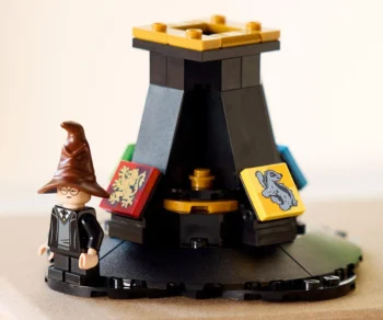 Детски комплект за игра конструктор LEGO® Harry Potter™ 76429 – Говореща разпределителна шапка