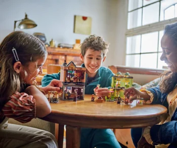 Детски комплект за игра LEGO® Harry Potter 76452 – „Всичко за куидича“ и салон за сладолед