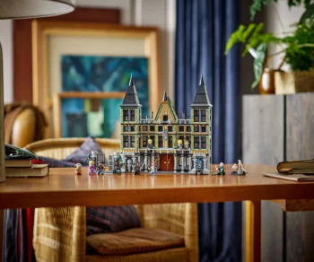 Детски комплект за игра LEGO® Harry Potter 76453 – Имението на Малфой