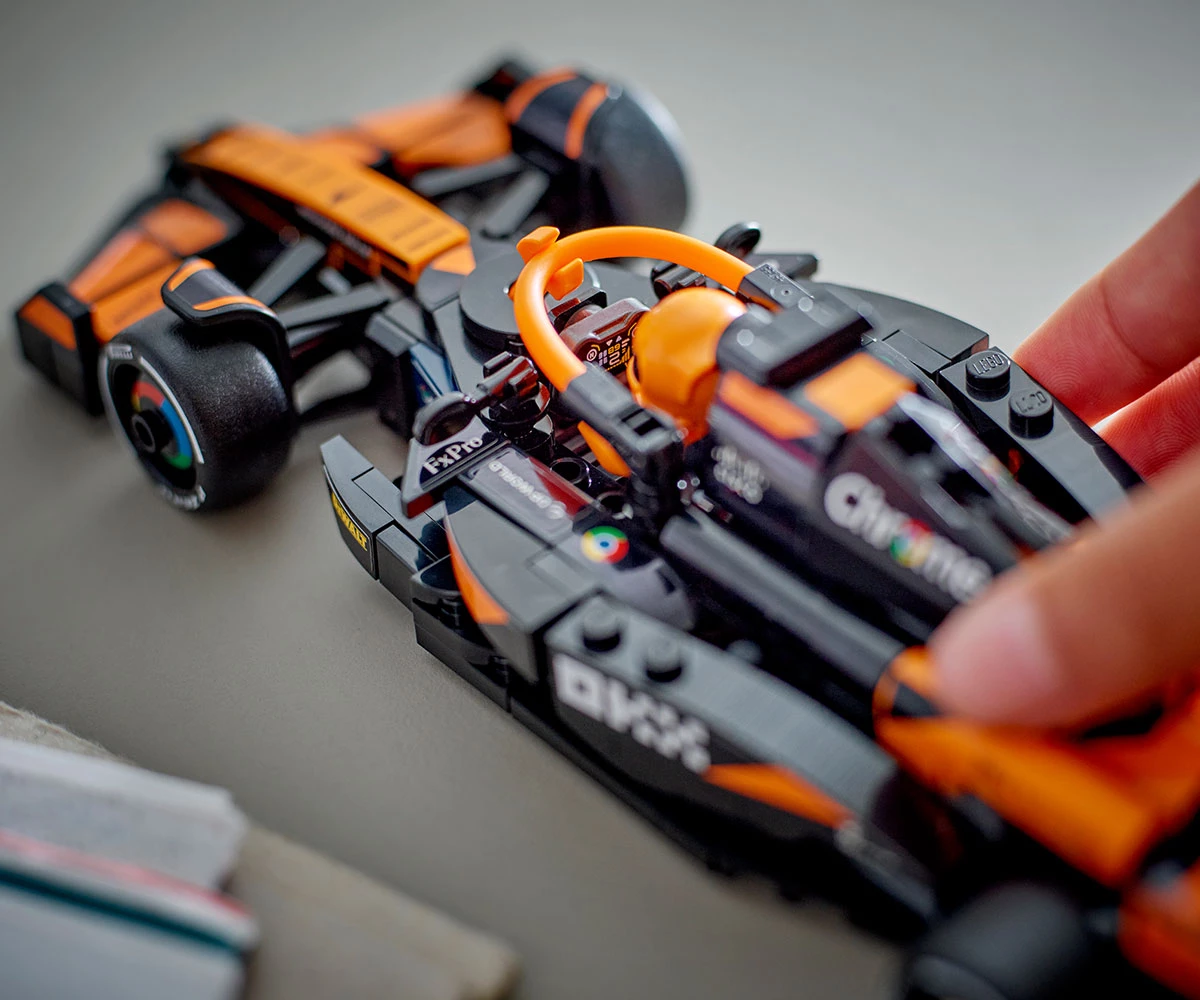 Детски комплект за игра LEGO® Speed Champions 77251 - Болид McLaren F1® Team MCL38 thumb 12 Конструктор ЛЕГО Speed Champions 77251 thumb 12