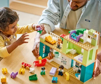 Детски комплект за игра LEGO® DUPLO 10470 – Модерна семейна къща 3 в 1 с фигури