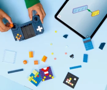 Детски комплект за игра LEGO® Creator 31380 – Ретро конзола за игри