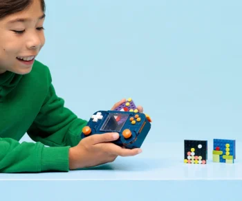 Детски комплект за игра LEGO® Creator 31380 – Ретро конзола за игри