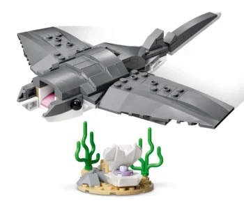 Детски комплект за игра LEGO® Creator 31381 – Свирепа акула със сандък със съкровище