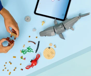 Детски комплект за игра LEGO® Creator 31381 – Свирепа акула със сандък със съкровище