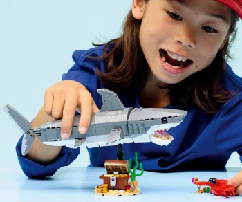 Детски комплект за игра LEGO® Creator 31381 – Свирепа акула със сандък със съкровище