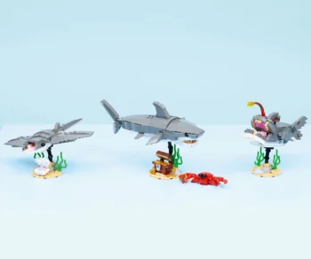 Детски комплект за игра LEGO® Creator 31381 – Свирепа акула със сандък със съкровище