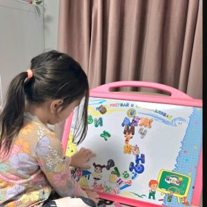 Двустранна голяма магнитна дъска с български букви и цифри в различни цветове