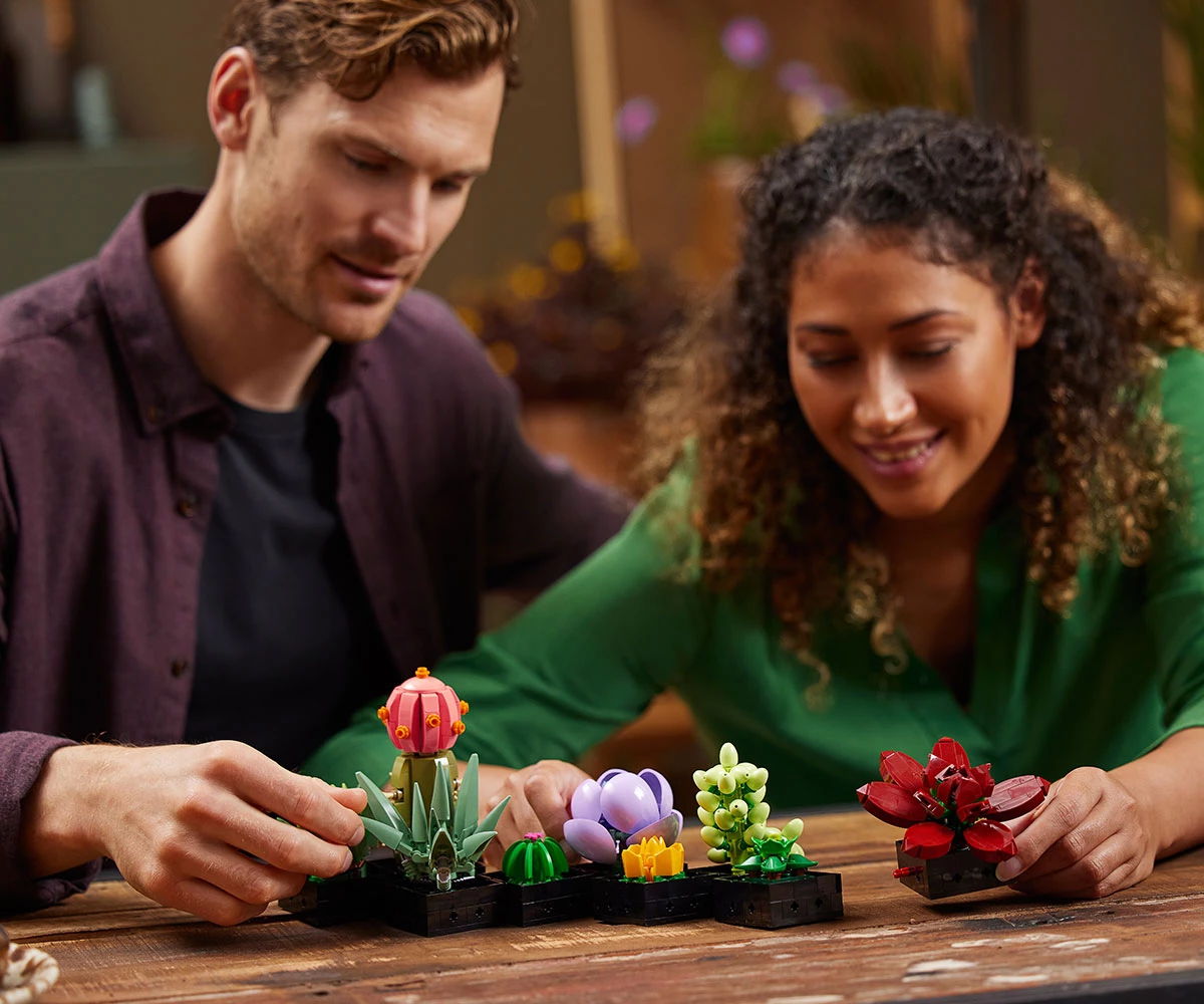Детски комплект за игра LEGO® Icons 10309 - Сукуленти thumb 10 LEGO® Icons 10309 - Succulents thumb 10