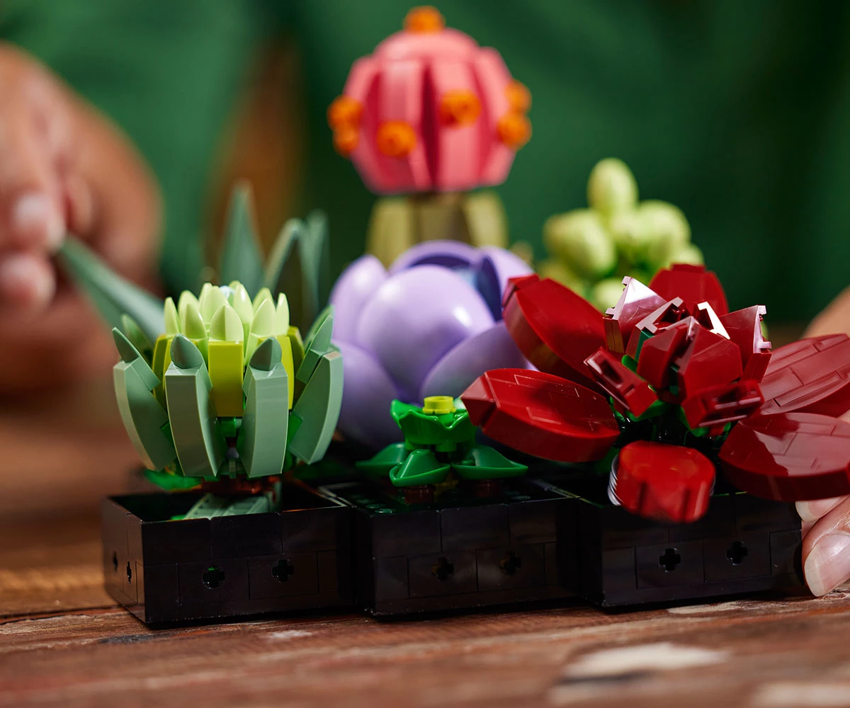 Детски комплект за игра LEGO® Icons 10309 - Сукуленти thumb 7 LEGO® Icons 10309 - Succulents thumb 7