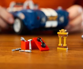 Детски комплект за игра LEGO® Icons 10357 – Shelby Cobra 427 S/C
