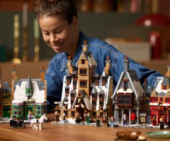 Детски комплект за игра LEGO® Harry Potter 76457 – Село Хогсмийд – за колекционери